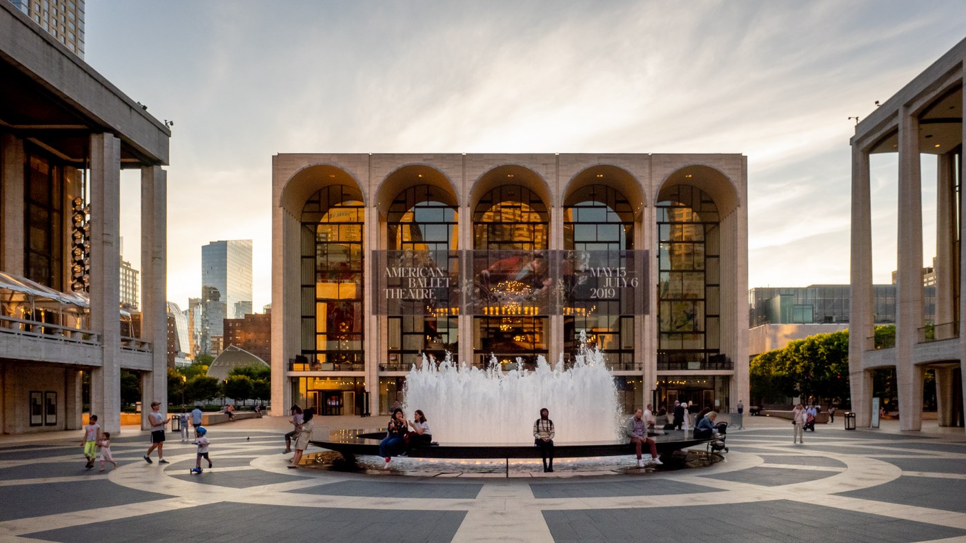 Lincoln Center for the Performing Arts プラザ — メトロポリタン・オペラ建物と Revson Fountain
