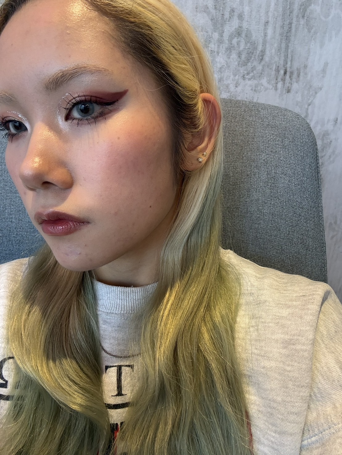 骨格にそった立体感を乗せたベースメイク
